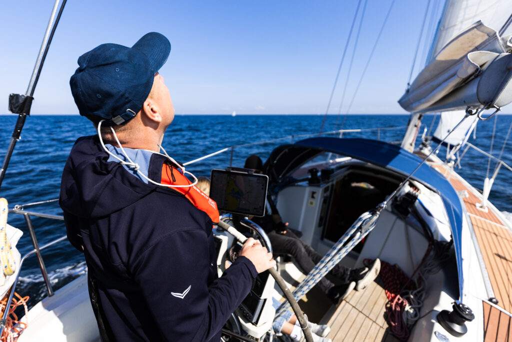 Skipper, Dehler 34, unter Segeln, Großschot, Tablet-Navigation