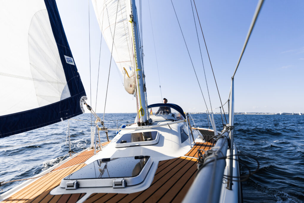 Dehler 34, Decksluken, Kunststoff Bodenbelag, Spi-Baum, Selbstwendefock, Großsegel, Rollfock