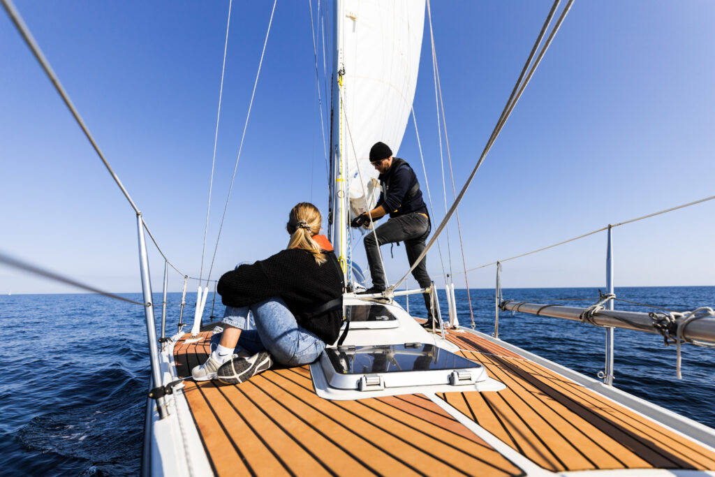 Segel-action, Ostsee, junge Frau