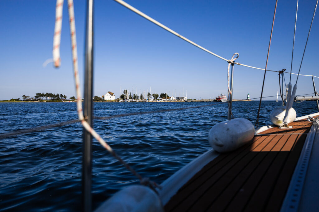Ostseeausfahrt Schleimünde, Segelyacht, Fender an Deck, Reling