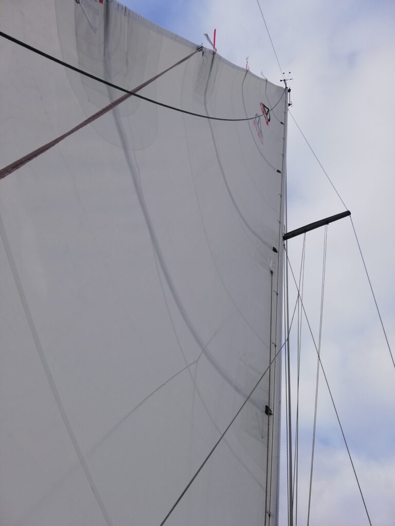neues Großssegel auf Segelyacht dehler34 mieten ab maasholm ostsee