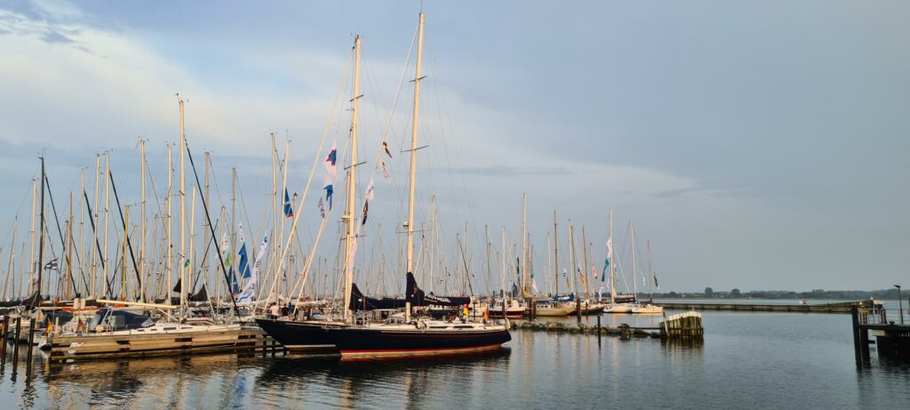 Sportboothafen Maasholm, Yachten bereiten sich auf die Regatta von Maasholm nach Aerö vor